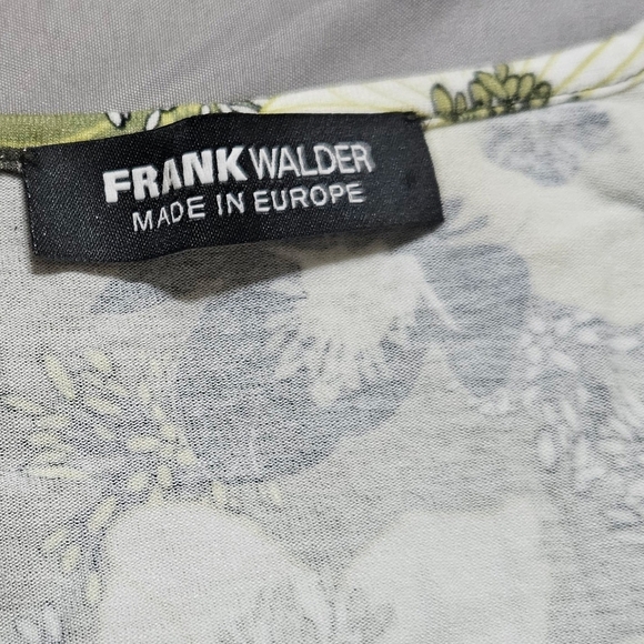 Relaxed Floral Blouse in Green and White - Picture 4 of 8